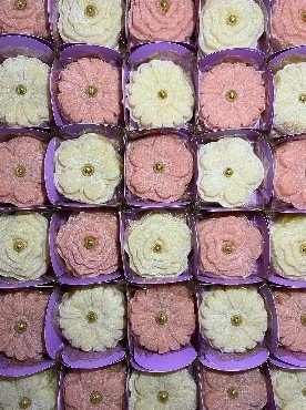 Doces finos em formato de flor